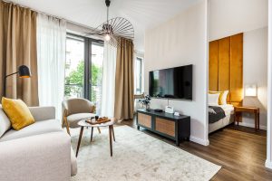 Studio SATURN z wanną i biurkiem – Apartmore Scala, Gdańsk