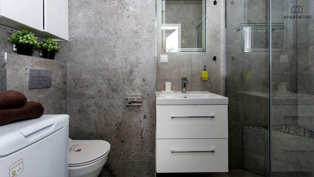 Baño con cabina de ducha y lavabo