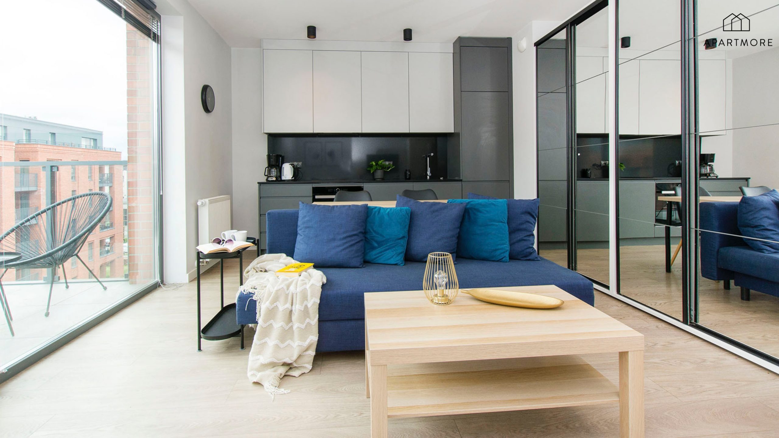 Ferienwohnung in der Łąkowa-Straße in Danzig, Wohnzimmer mit Blick auf die Backsteinhäuser der Niederstadt