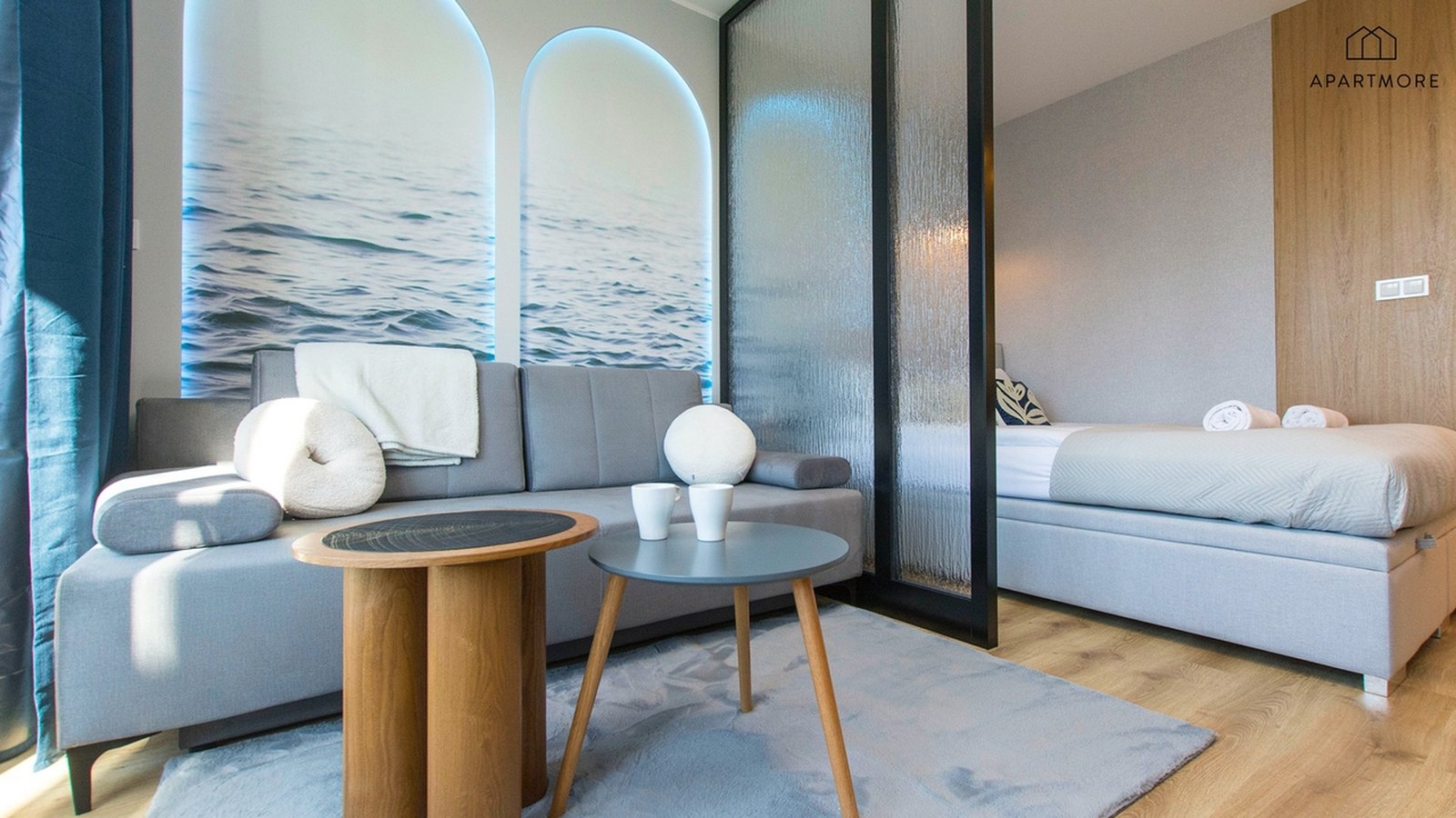 Innenraum eines möblierten Apartmore Apartments im Zentrum von Danzig, Alternative zum Wohnheimzimmer