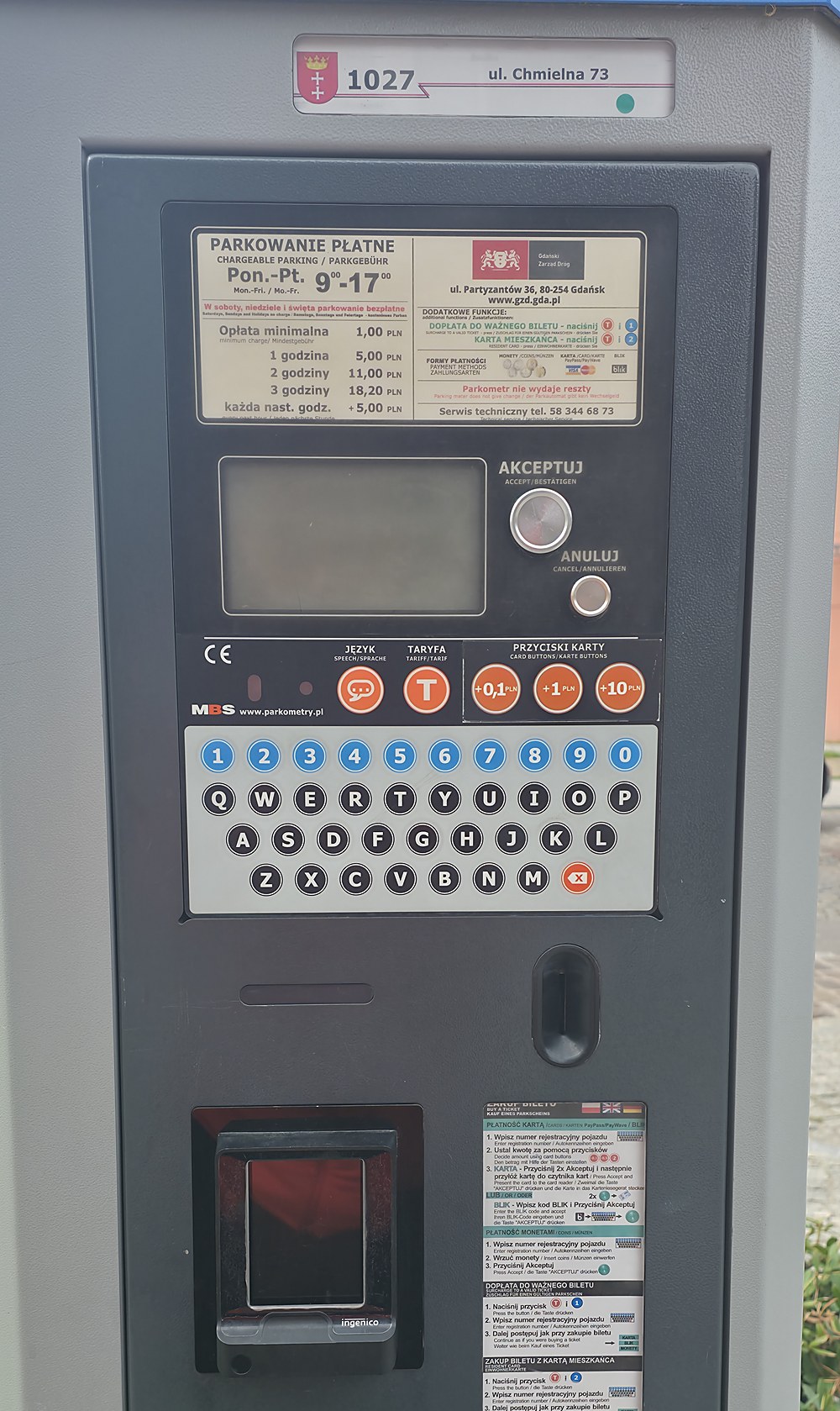 Bedienfeld des Parkscheinautomaten an der Chmielna 73 in Danzig mit Preisschild der blauen Zone, Tastatur und Münzeinwurf