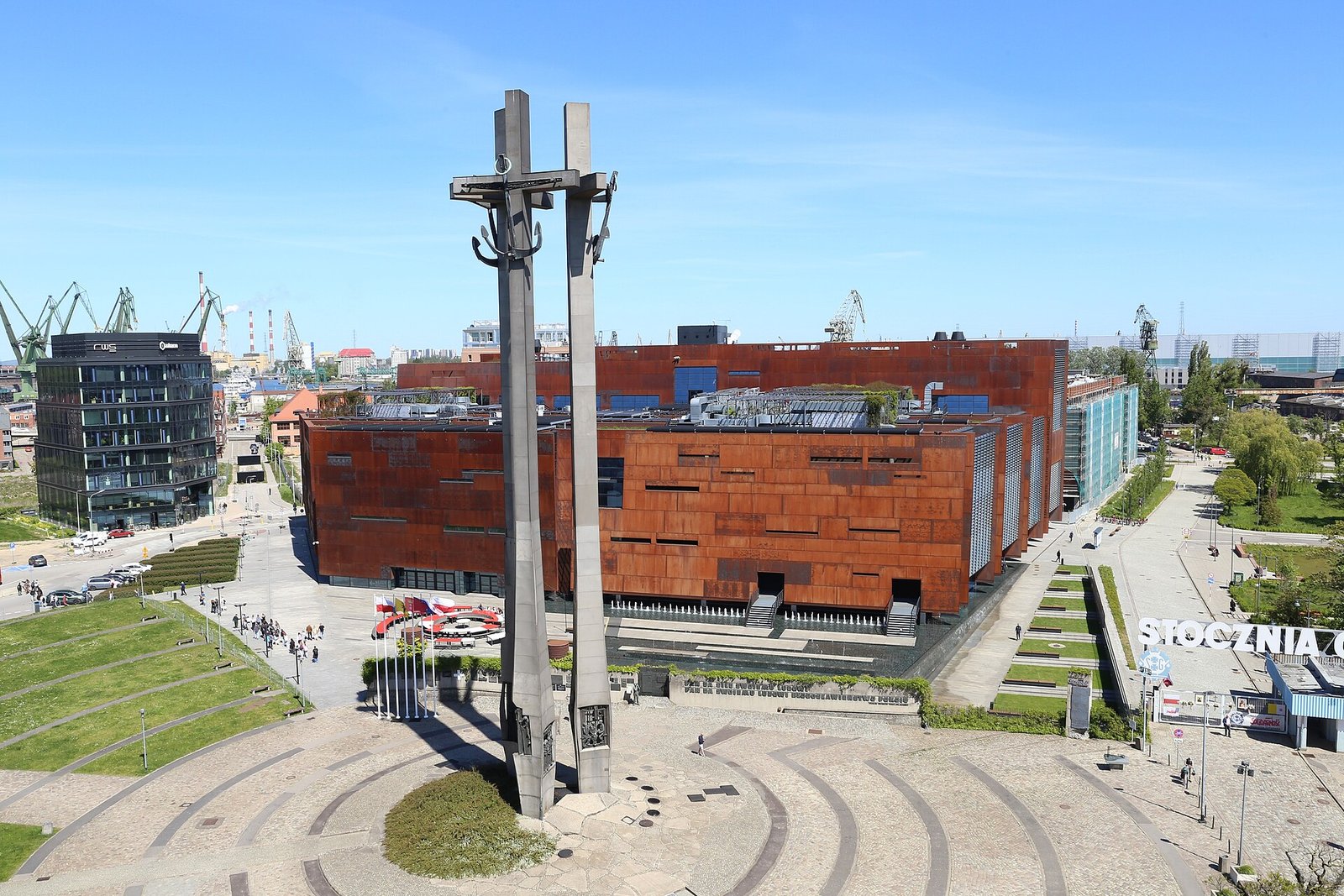 Europejskie Centrum Solidarności w Gdańsku i pomnik Poległych Stoczniowców na placu Solidarności