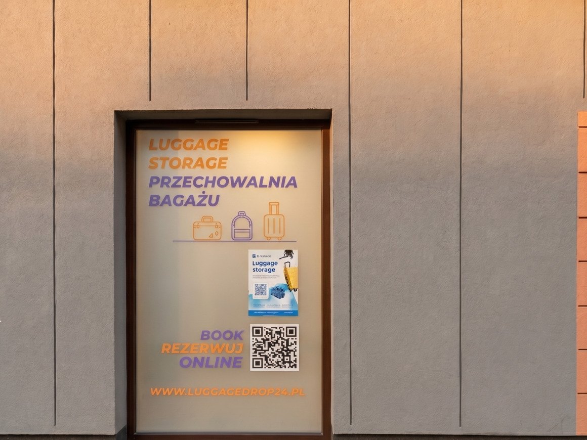 Schaufenster der Gepäckaufbewahrung Luggage Drop in der Toruńska 11 in Danzig mit QR-Code zur Online-Buchung
